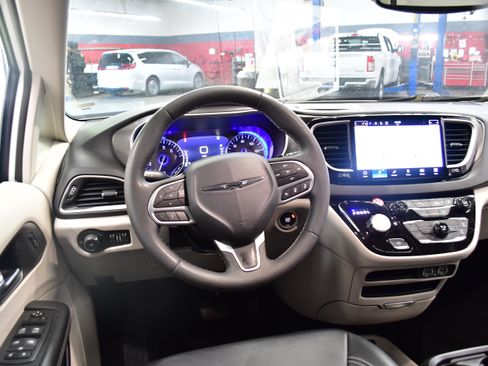 Used 2024 Chrysler Pacifica Touring-L FWD image 9