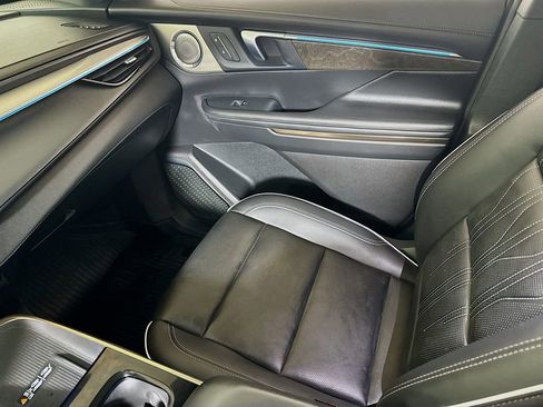 Certified 2025 Buick Enclave Avenir image 23