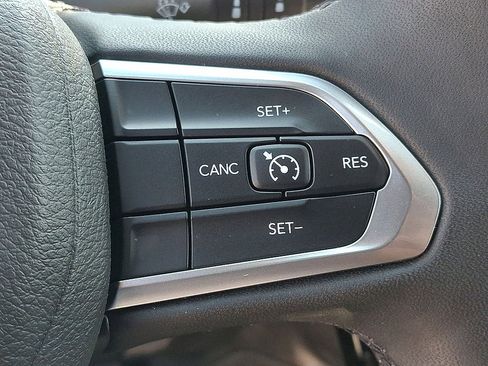 Used 2024 Jeep Compass Latitude w/ Convenience Group AWD/4WD image 24
