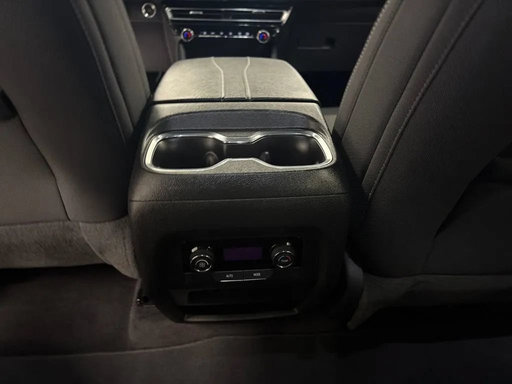 Used 2025 Chevrolet Traverse LT FWD image 16