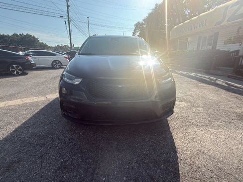 Used 2021 Chrysler Pacifica Touring-L FWD image 2