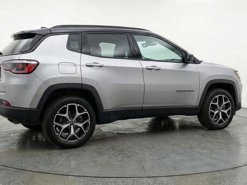 Used 2025 Jeep Compass Limited image 9