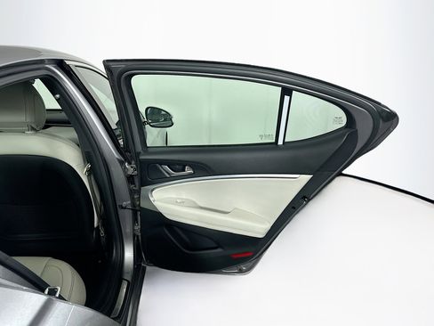 Used 2025 Genesis G70 2.5T image 31