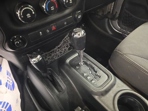 Used 2018 Jeep Wrangler Unlimited Sahara w/ Connectivity Group AWD/4WD image 24