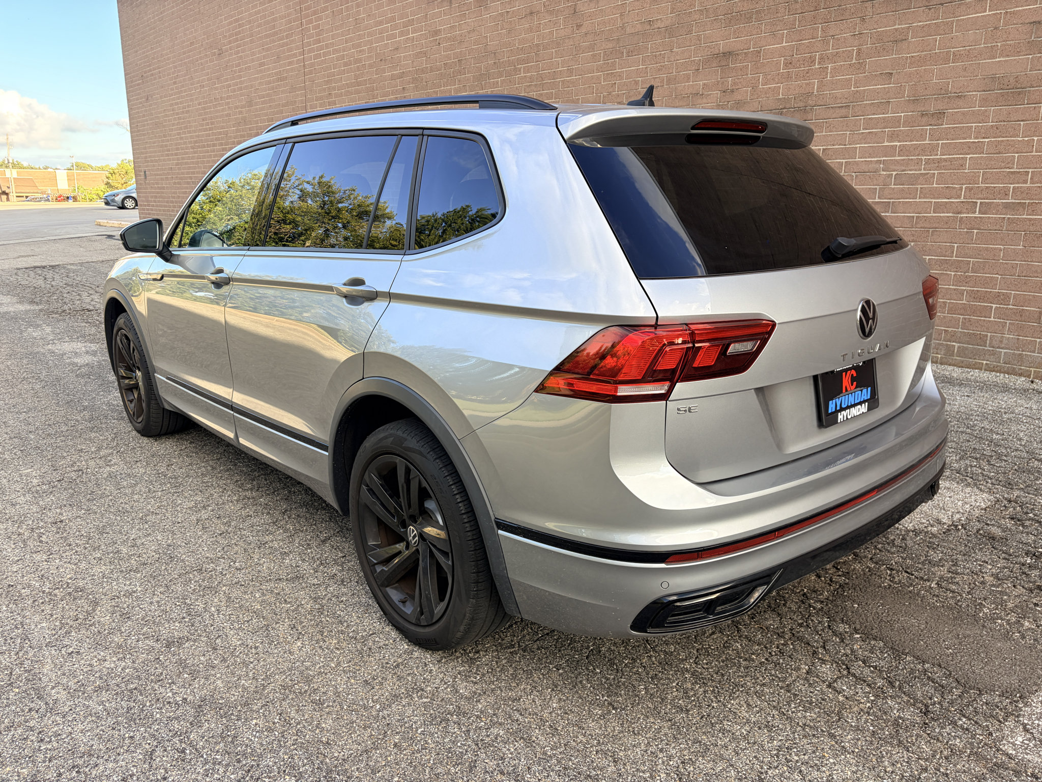 Used 2023 Volkswagen Tiguan SE R-Line FWD image 3