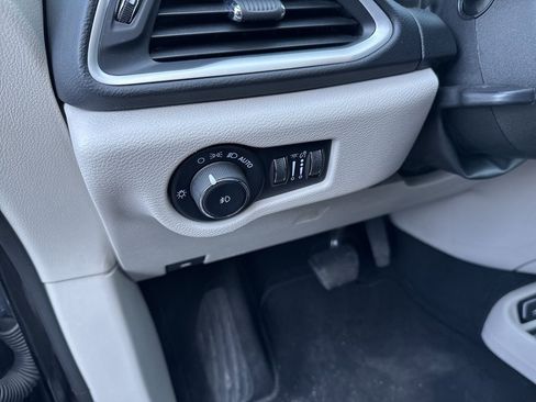 Used 2023 Chrysler Pacifica Touring-L image 28