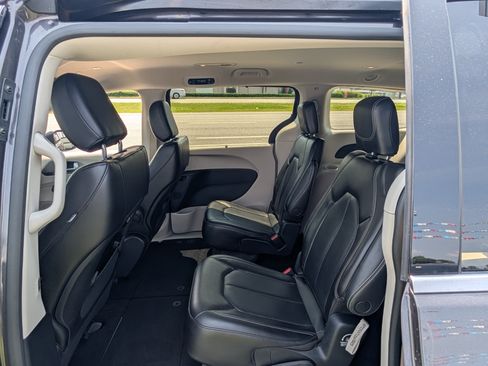 Used 2023 Chrysler Pacifica Touring-L FWD image 15