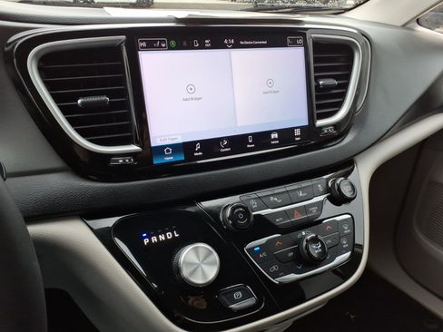 Used 2023 Chrysler Pacifica Touring-L image 18