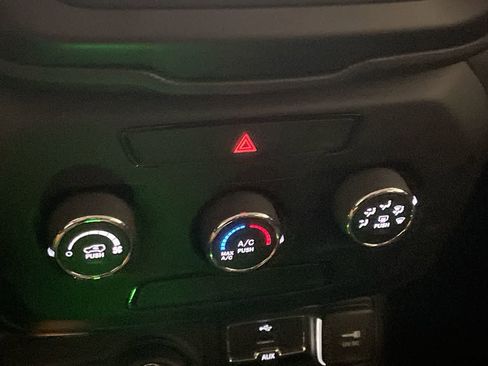 Used 2019 Jeep Renegade Sport image 19