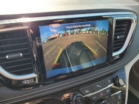Used 2023 Chrysler Pacifica Limited FWD image 16