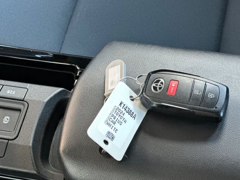Used 2024 Toyota Prius Prime FWD image 31