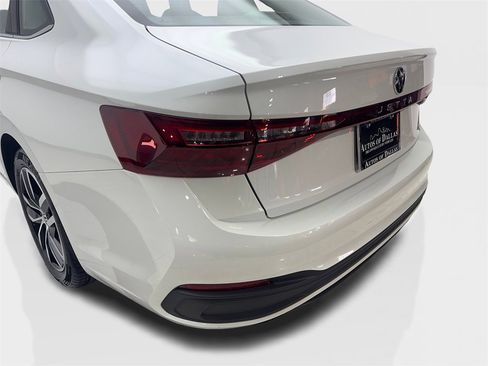 Used 2025 Volkswagen Jetta SE w/ Sunroof Package image 19