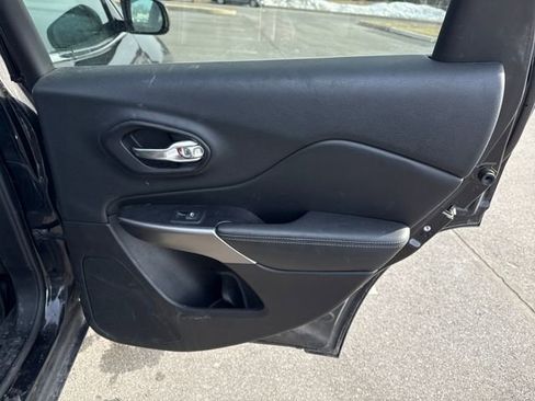 Used 2019 Jeep Cherokee Limited image 14