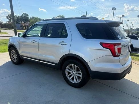 Used 2017 Ford Explorer XLT w/ Equipment Group 201A FWD image 5