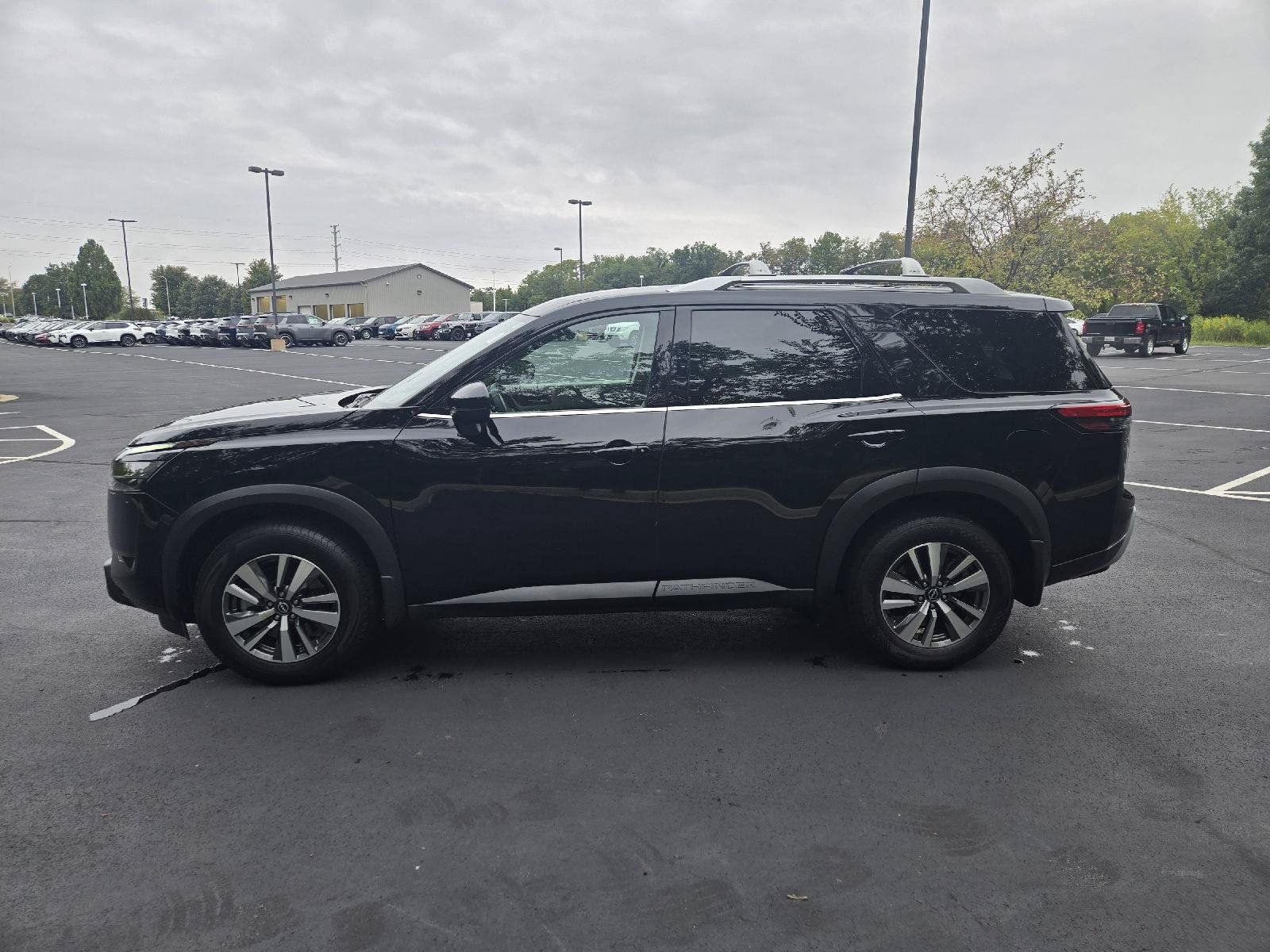 Used 2025 Nissan Pathfinder SL AWD/4WD image 5