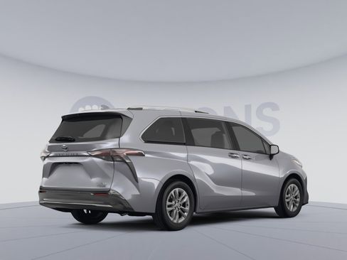 Used 2024 Toyota Sienna XLE image 4