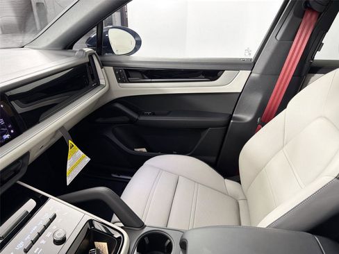 Used 2026 Porsche Cayenne Coupe AWD/4WD image 30
