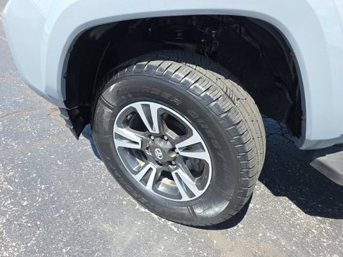 Used 2018 Toyota Tacoma TRD Sport AWD/4WD image 57