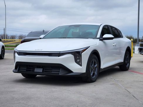 New 2026 Kia K4 LXS image 2