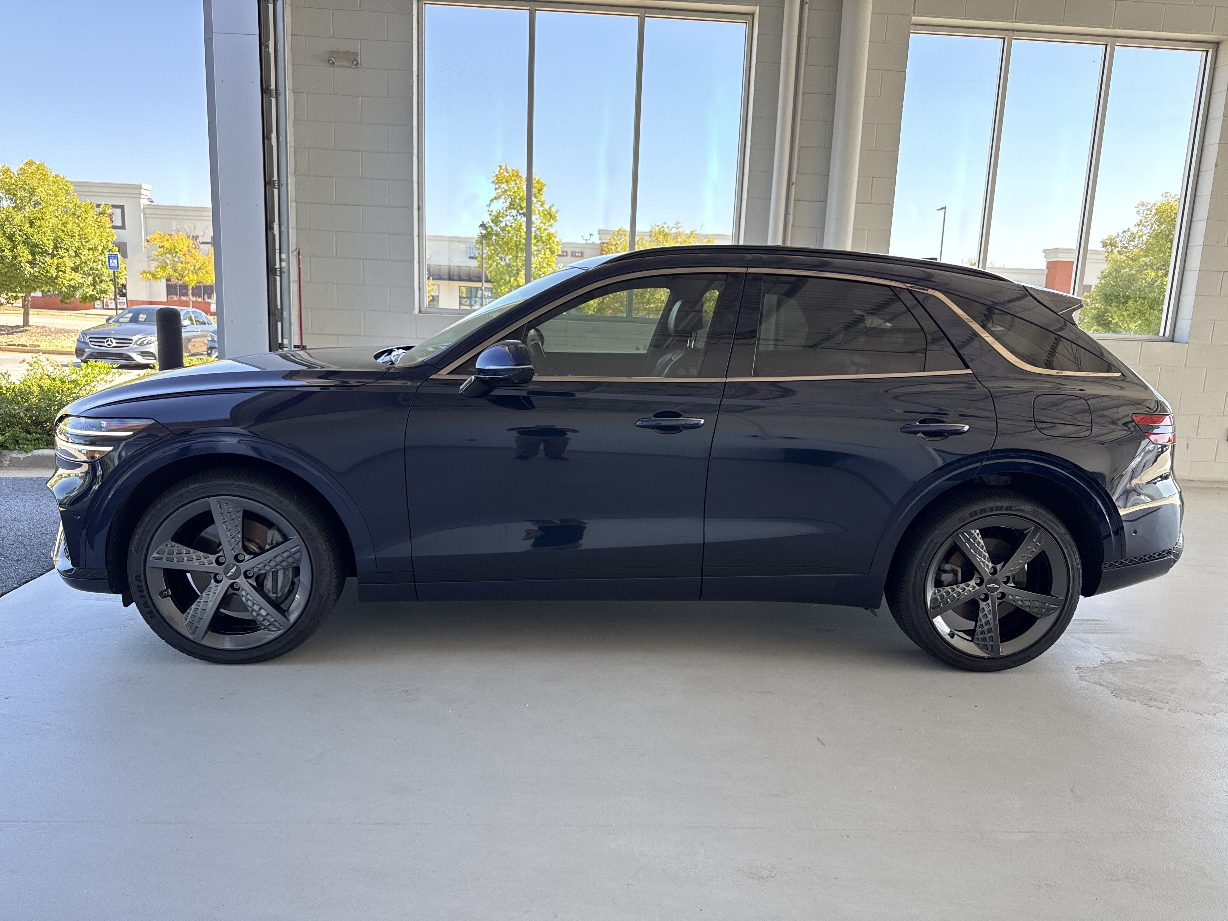 Used 2022 Genesis GV70 3.5T Sport w/ Sport Prestige Package AWD/4WD image 2