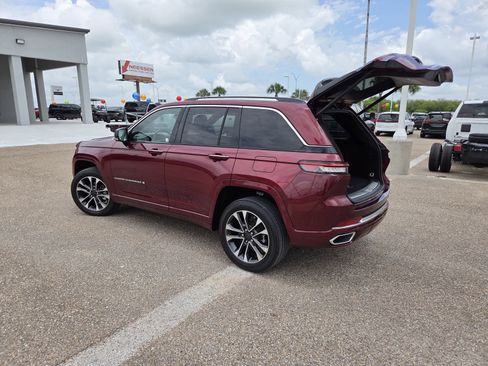 Used 2023 Jeep Grand Cherokee Overland RWD image 28