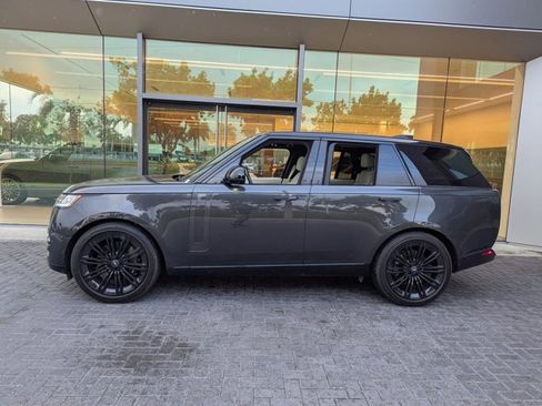 Used 2025 Land Rover Range Rover SE image 3