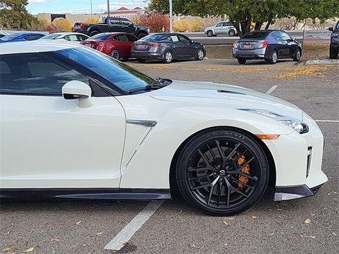 Used 2018 Nissan GT-R Premium image 2