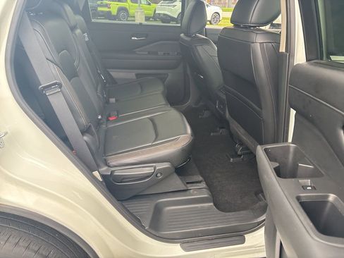 Used 2023 Nissan Pathfinder SL AWD/4WD image 30
