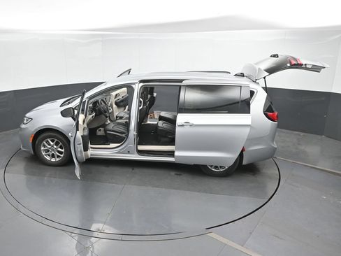 Used 2023 Chrysler Pacifica Touring-L FWD image 51
