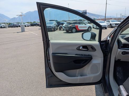 Used 2022 Chrysler Pacifica Touring-L FWD image 11