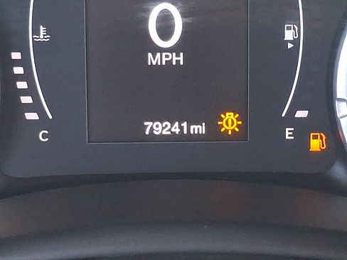 Used 2018 Jeep Renegade Latitude w/ Cold Weather Group AWD/4WD image 19