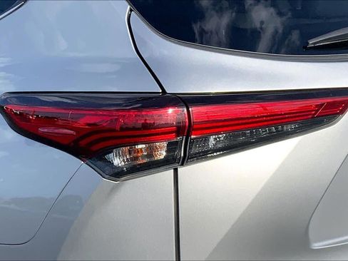 Used 2020 Toyota Highlander XLE FWD image 29