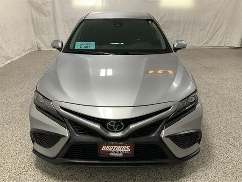 Used 2022 Toyota Camry SE FWD image 3