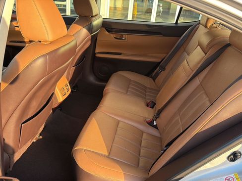Used 2016 Lexus ES 350 w/ Luxury Package w/Wood Trim FWD image 11
