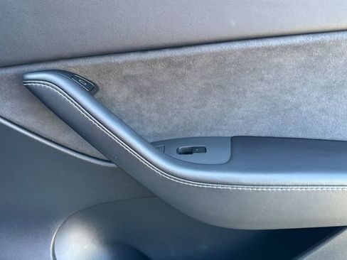 Used 2021 Tesla Model Y Long Range image 21