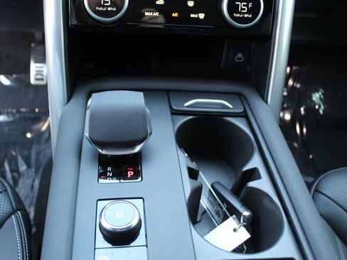 Used 2025 Land Rover Discovery Dynamic SE image 16