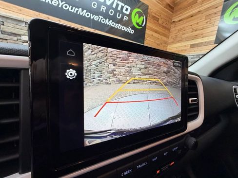 Used 2024 Hyundai Venue Limited image 22