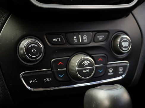 Used 2019 Jeep Cherokee Limited image 17