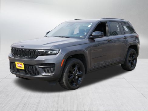 Used 2022 Jeep Grand Cherokee Altitude AWD/4WD image 3