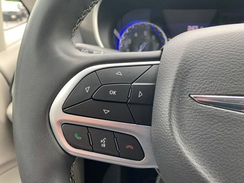 Used 2023 Chrysler Pacifica Touring-L FWD image 14