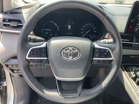 Used 2021 Toyota Sienna XLE w/ XLE Plus Package FWD image 32