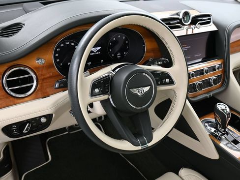 Used 2022 Bentley Bentayga AWD/4WD image 17