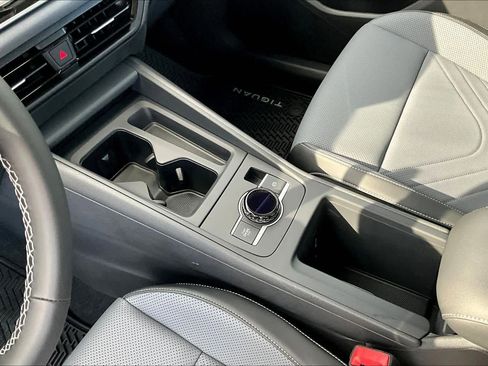 New 2026 Volkswagen Tiguan SE FWD image 7