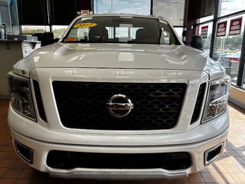Used 2017 Nissan Titan PRO-4X w/ Pro-4x Convenience Package AWD/4WD image 4