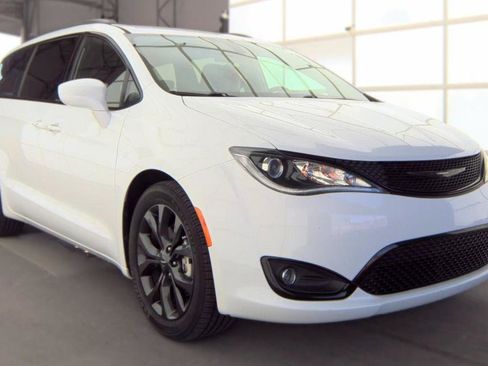Used 2018 Chrysler Pacifica Touring Plus w/ S Appearance Package FWD image 4