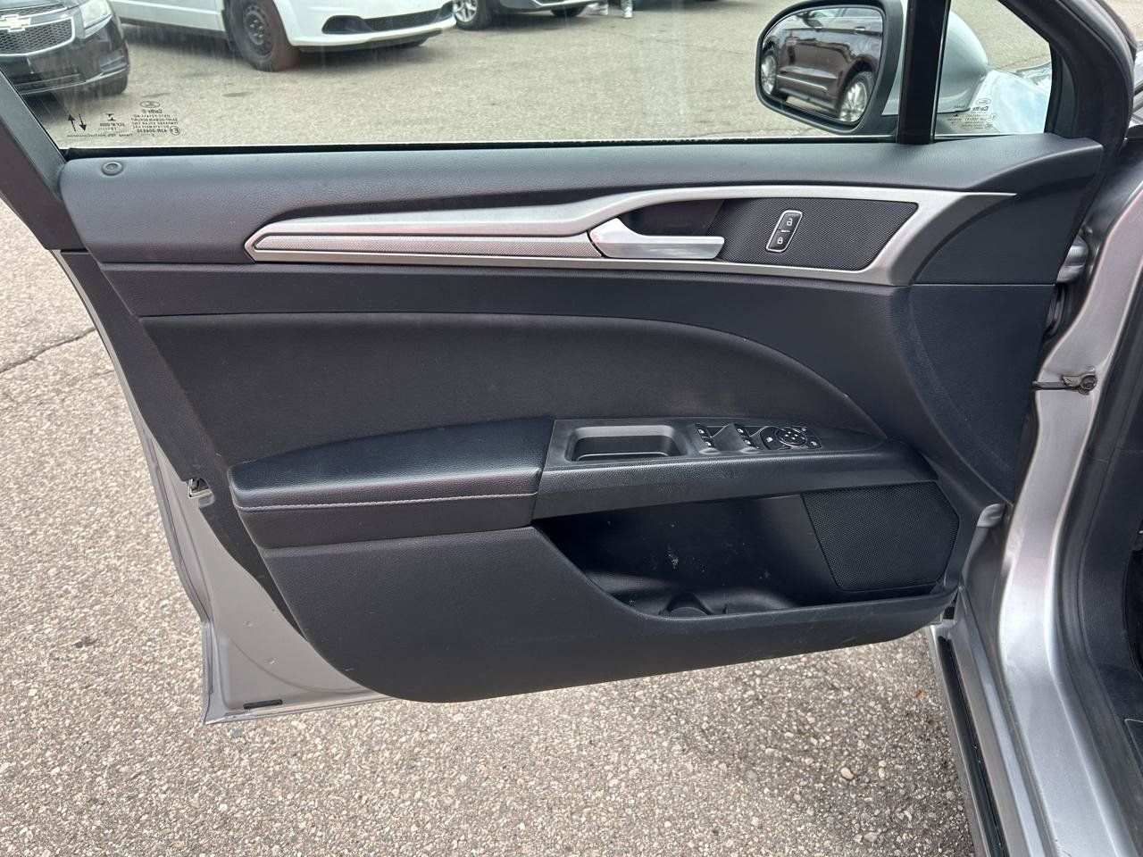 Used 2020 Ford Fusion SE FWD image 14