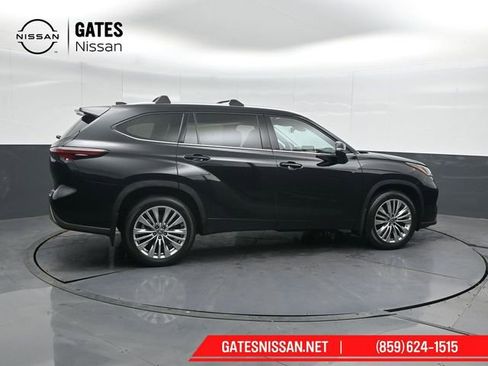 Used 2024 Toyota Highlander Platinum image 3