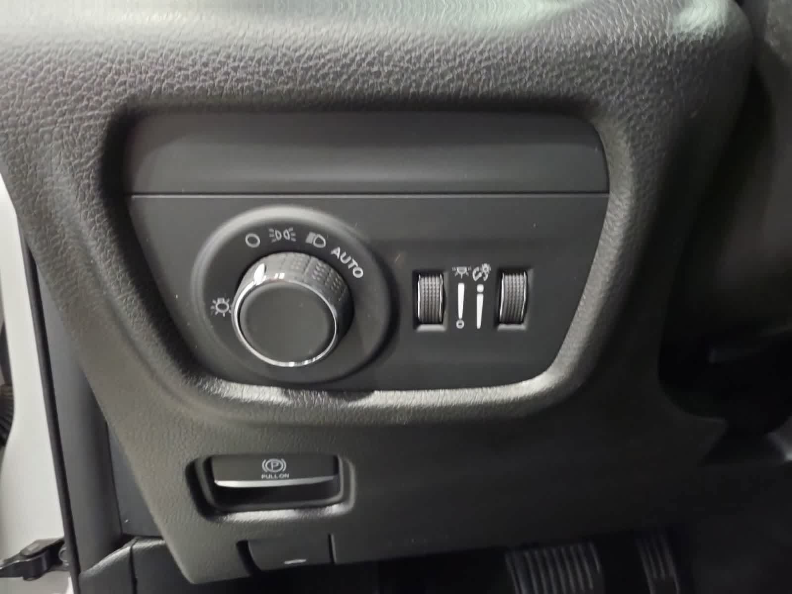 Used 2023 Jeep Grand Cherokee Laredo w/ Luxury Tech Group I AWD/4WD image 23