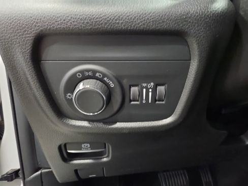 Used 2023 Jeep Grand Cherokee Laredo w/ Luxury Tech Group I AWD/4WD image 23