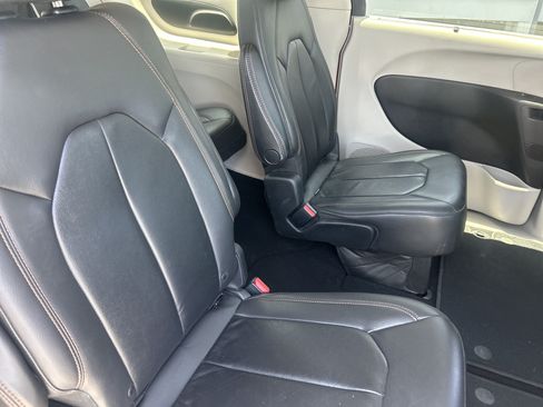 Used 2017 Chrysler Pacifica Touring-L FWD image 46